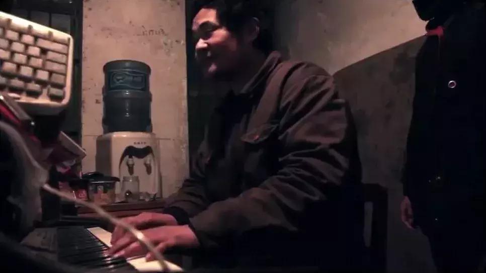 删*片毛**,讲荤段子,还不洗澡,但他教出的学生却能为刘德华写歌