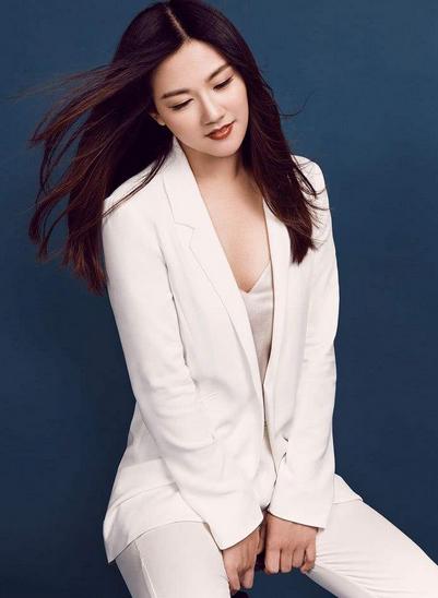 变态男骚扰女解说小苍半年，声称爱她已久，最终在警局表白