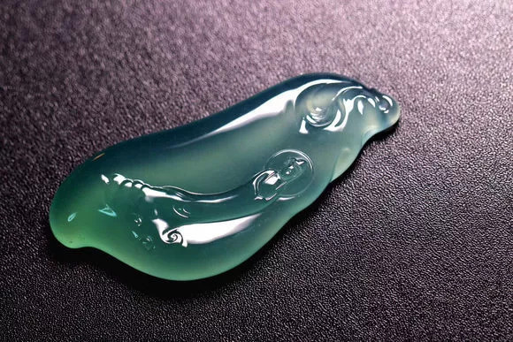 没想到居然是这样的翡翠原石,一件不起眼的翡翠原石