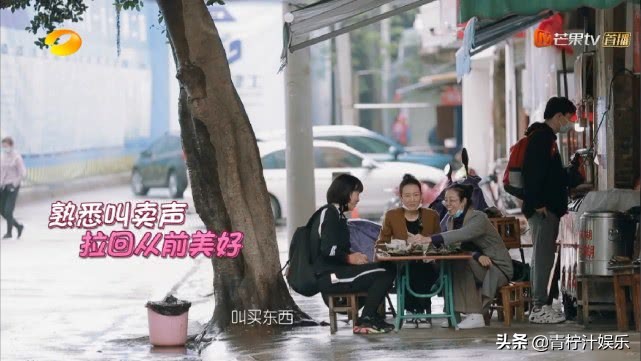 同回到娘家，林允爸妈做13道菜给女儿吃，王鸥和母亲坐姿显生疏