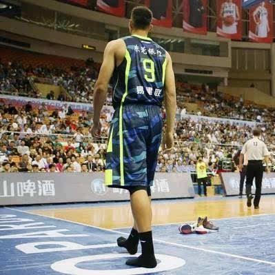 当李宁连签周琦和曾凡博,中国品牌为何开始垂青中国篮球明星