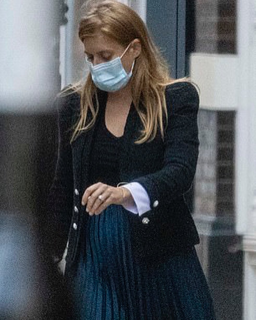 碧翠丝公主外出购物衣品见长,黑西装很有型,借百褶裙巧妙遮孕肚