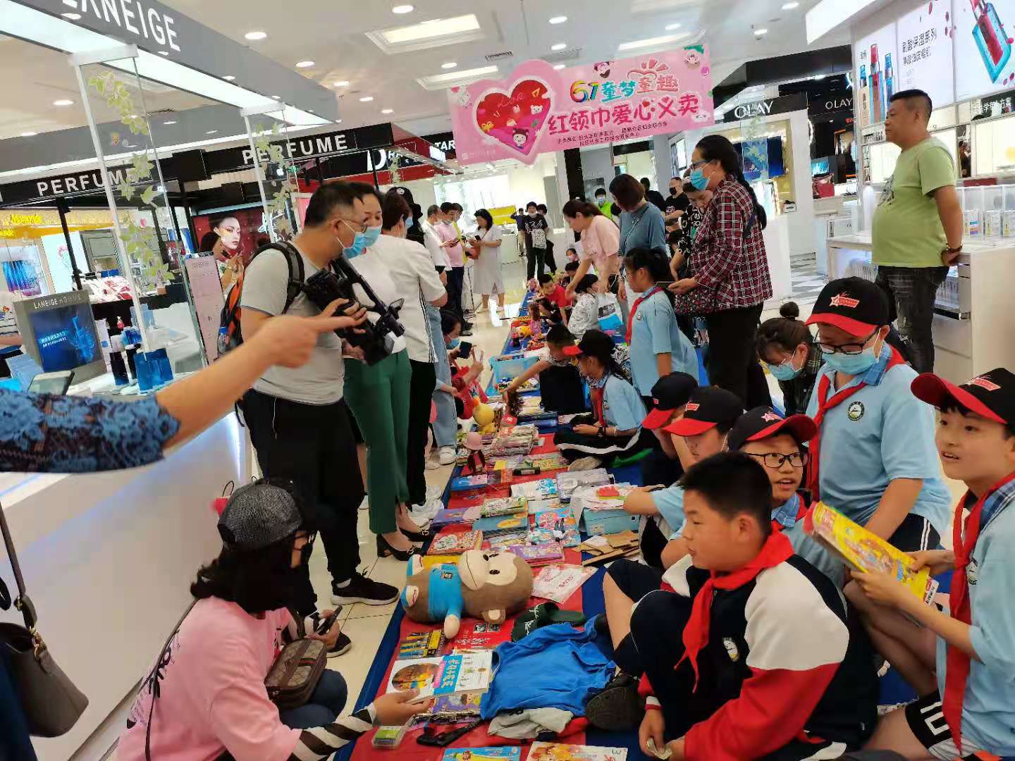 与爱同行的爱心义卖活动,践行雷锋精神爱心义卖