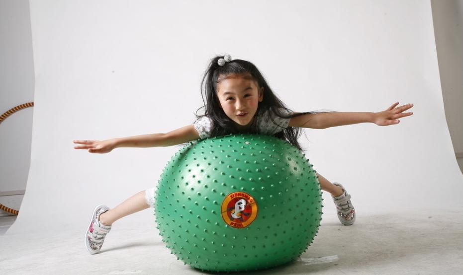 小孩偷拍妈妈事件,女孩为追星偷爸爸的钱骗了所有人