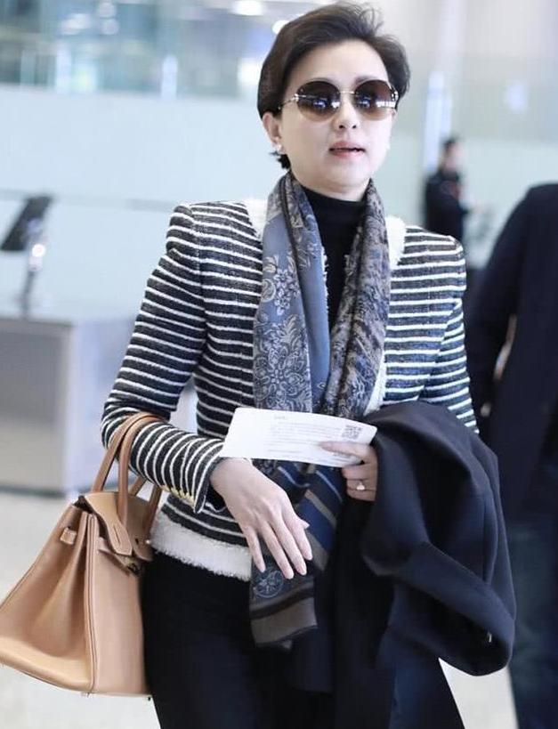 辞去央视工作赴美学习，投奔凤凰卫视，今身价70亿一个包包13万