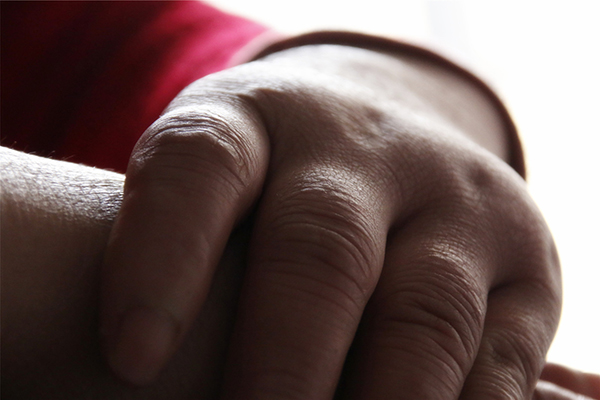 手指上有包一按就疼怎么办,手指上有小包一碰就疼是怎么回事