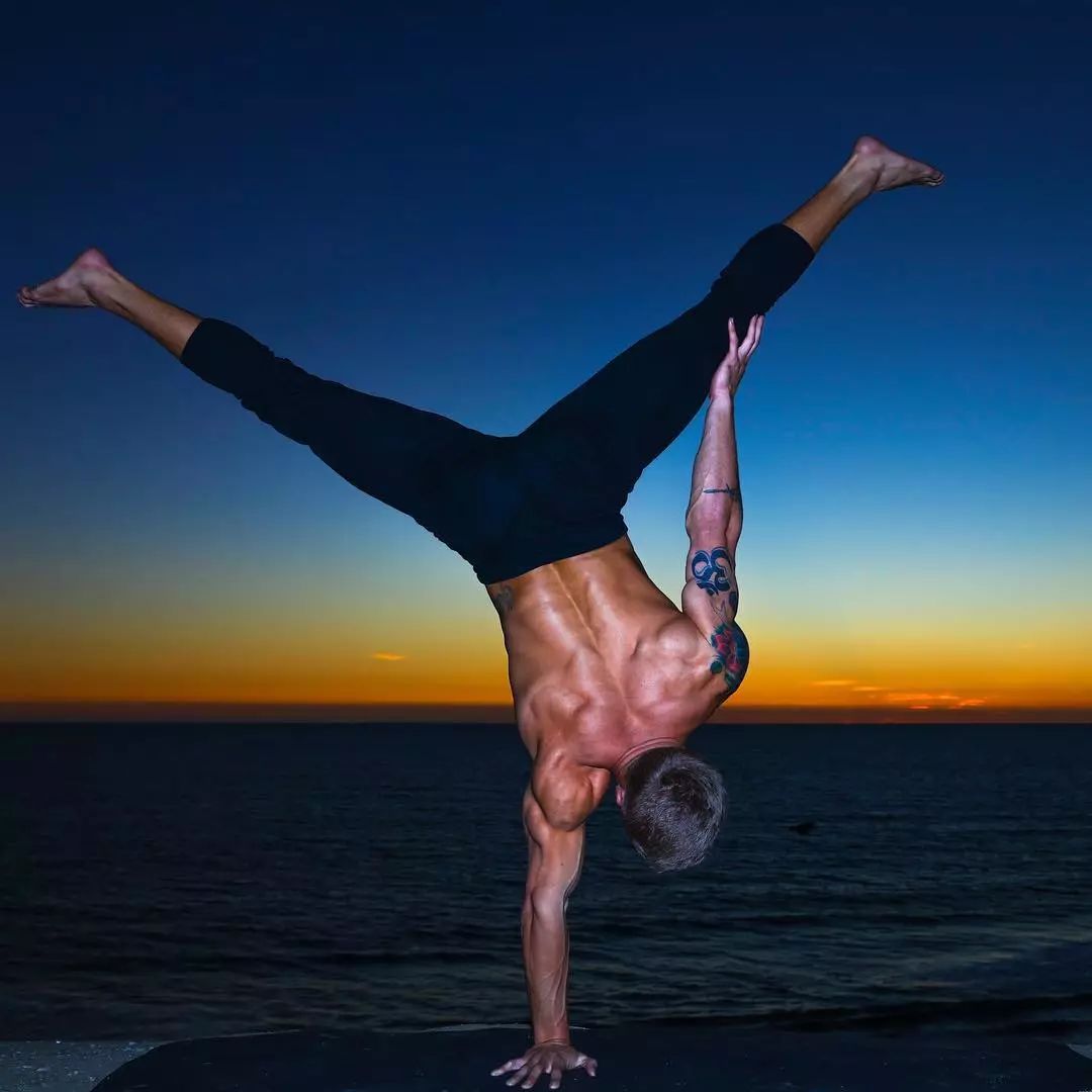 男生健身瑜伽动作,男士瑜伽拉伸肌肉