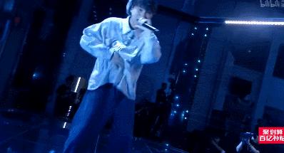 他来了，带着让rapper低头的节目来了