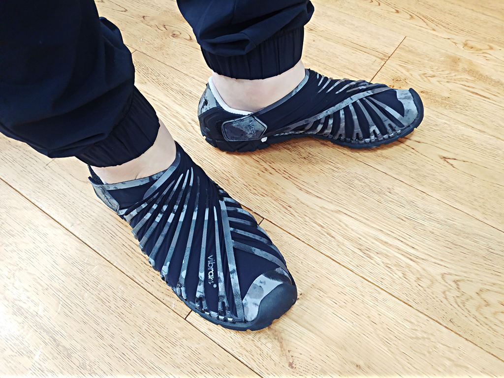 奇怪而又舒适：VibramFuroshiki包裹鞋体验