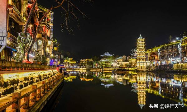 中国最美丽的小城，历经沧桑翘檐如翼的吊脚楼，缓缓流淌的沱江