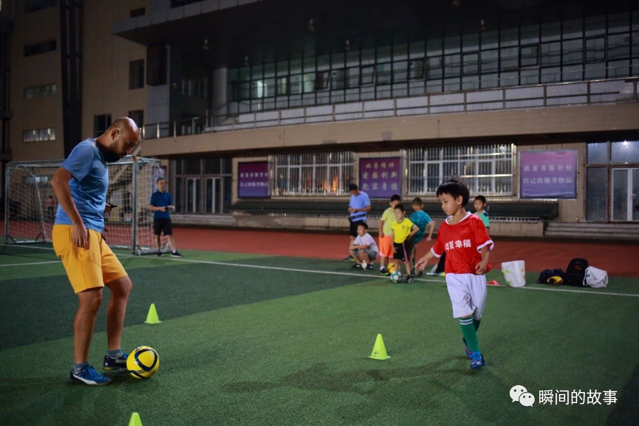 少年足球雨中训练,加油吧少年足球训练
