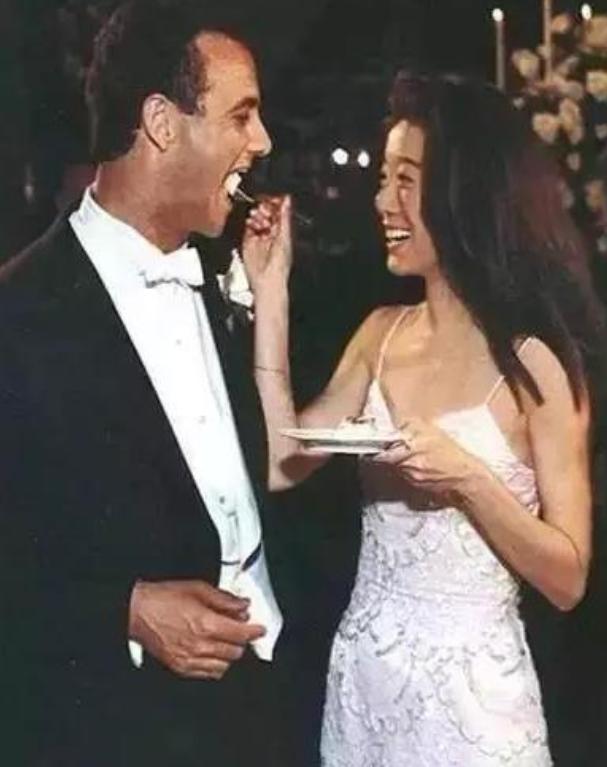 “婚纱女王”王微微近照曝光,年过七旬保养得当,身材纤细似少女