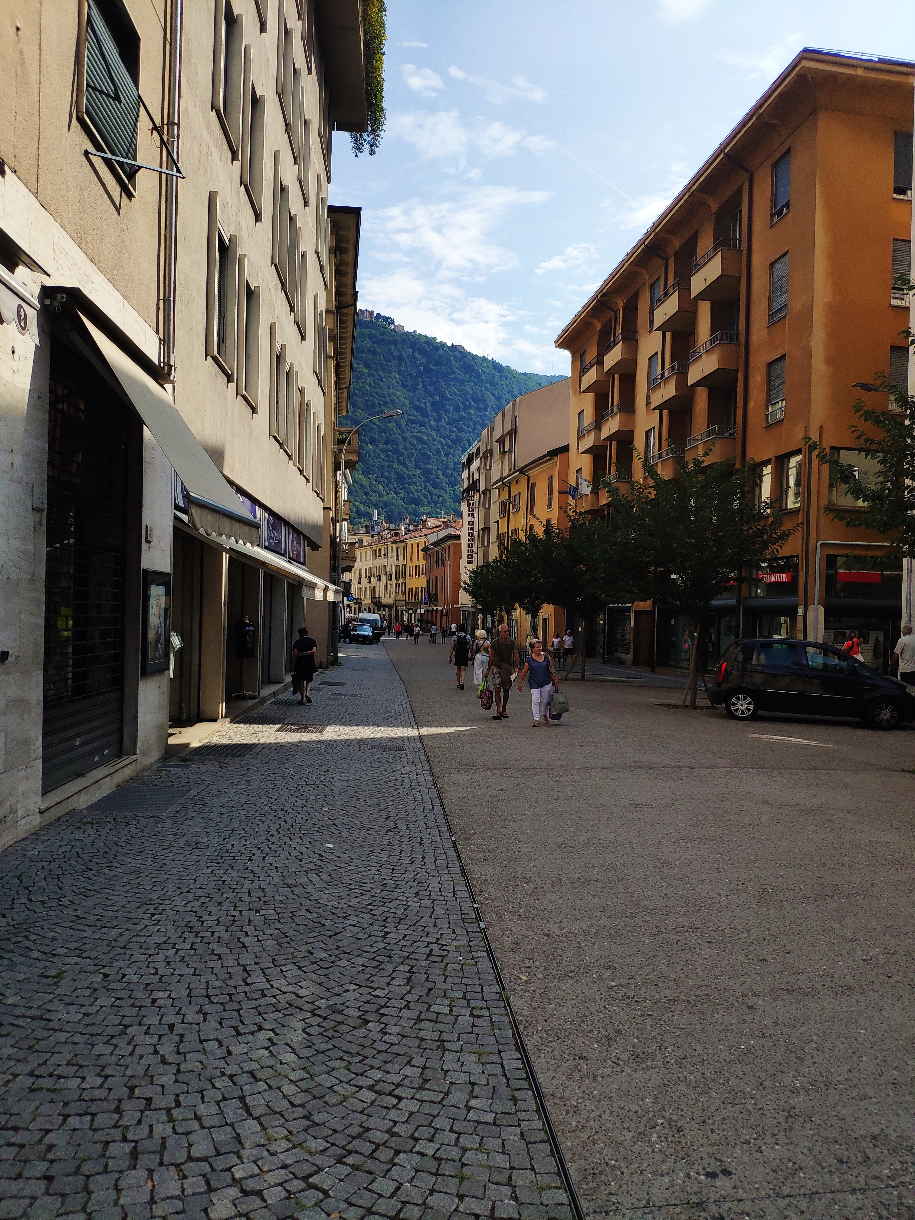 贝拉焦（Bellagio），意大利在左，瑞士在右，晨光熹微，岁月静好