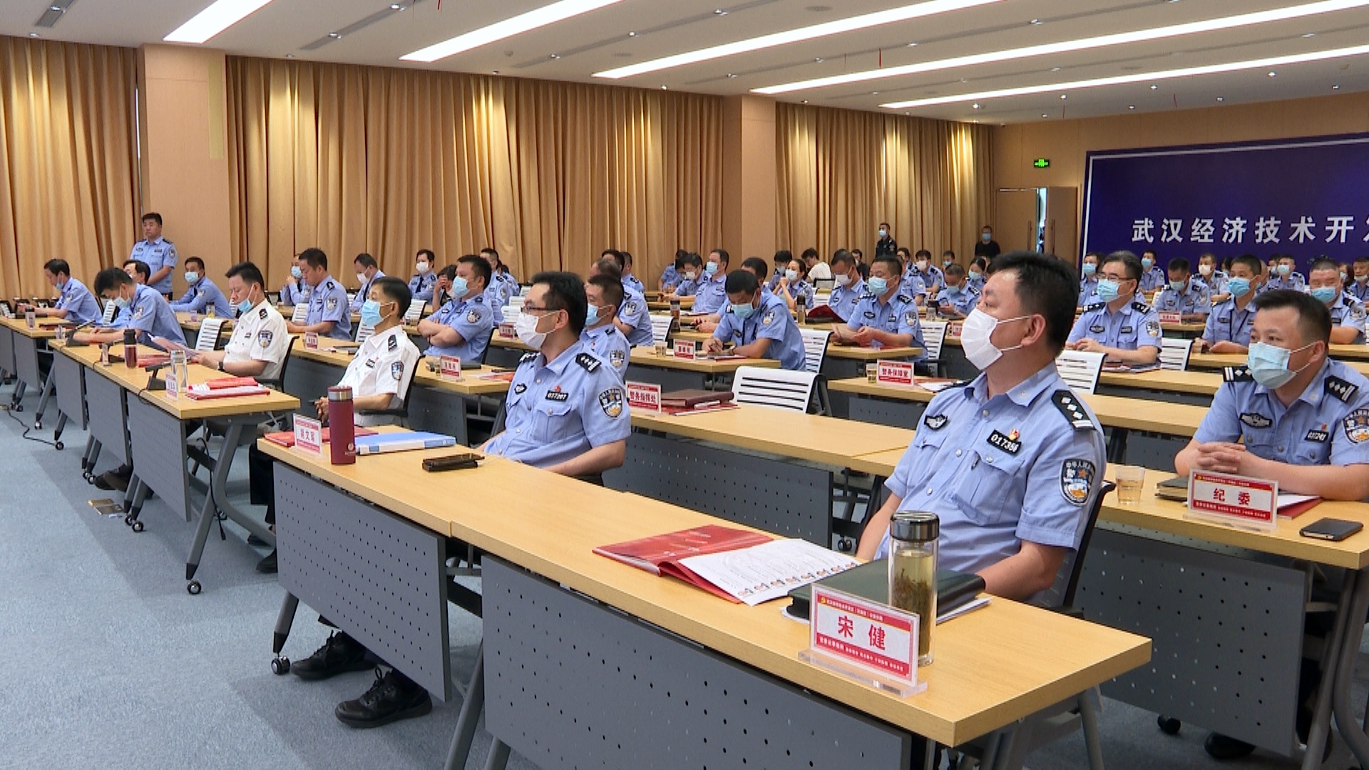 庆七一战疫情,公安抗疫一线动人故事