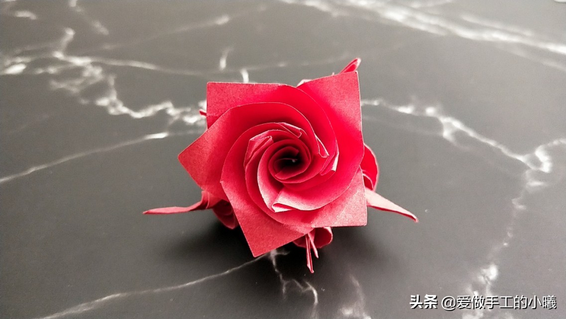 玫瑰花正方形折纸教程图解,怎么样用折纸叠出来简单的玫瑰花