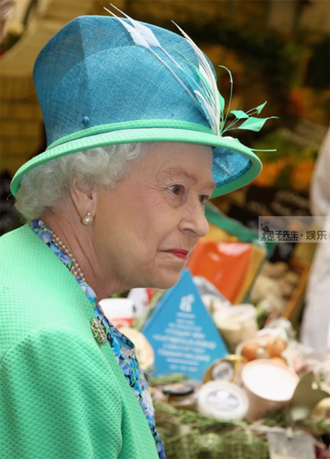 91岁英女王挎小包逛菜市场，表情搞笑展露“吃货”本色，好可爱