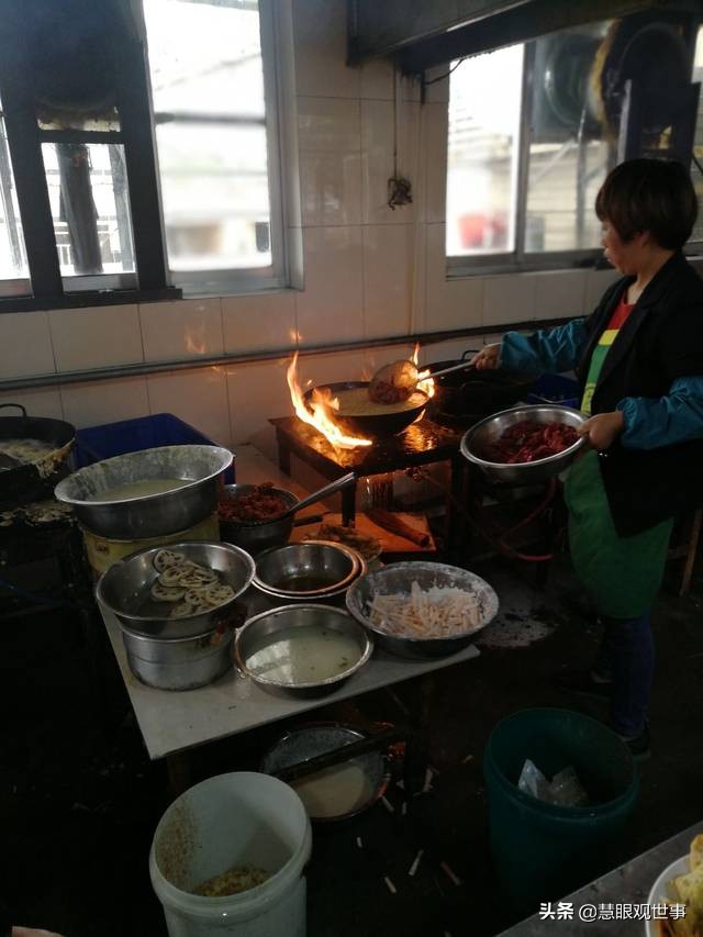 《侯海洋基层风云》中李酸酸和秋云的故事