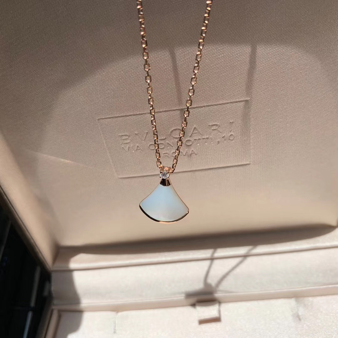 宝格丽扇子原版,宝格丽的红扇子也是经典