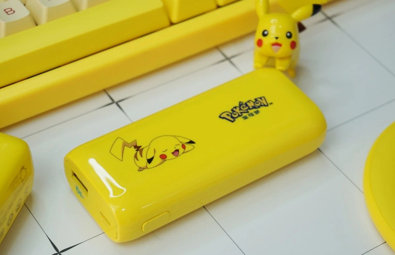 anker哆啦a梦联名款65w,anker新款磁吸底座充电宝测评