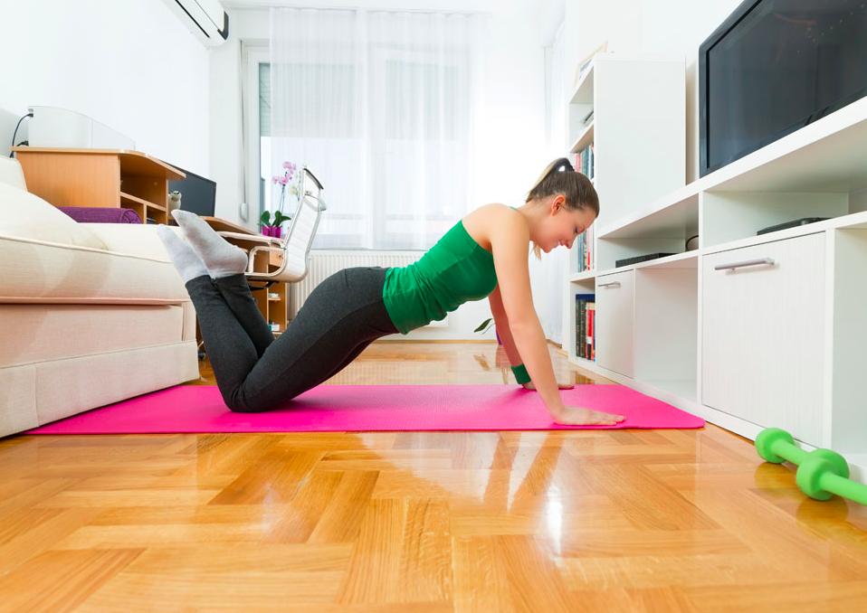 健身可以直接躺地上不用瑜伽垫,没有瑜伽垫可以躺床上吗