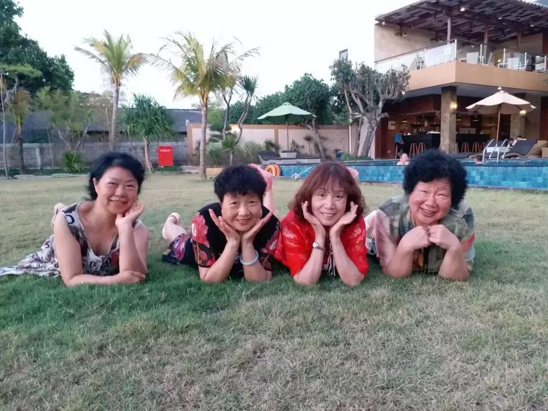 中国大妈旅游拍照姿势五角星,中年大妈拍照摆拍动作