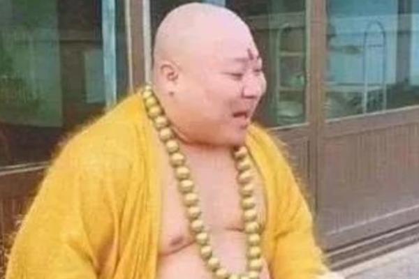 男子因酷似弥勒佛被供养,男子酷似弥勒佛走红
