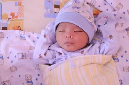 科学育儿新生儿是否需要戴帽子,新生宝宝要一直戴着帽子吗