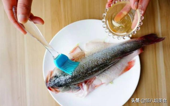 买鲈鱼的正确方法视频,如何挑选鲜活鲈鱼