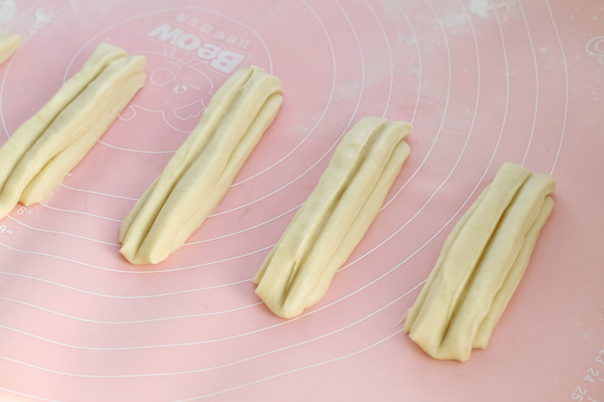 蓬松酥脆大油条的做法,小苏打奶香小油条香酥蓬松的做法