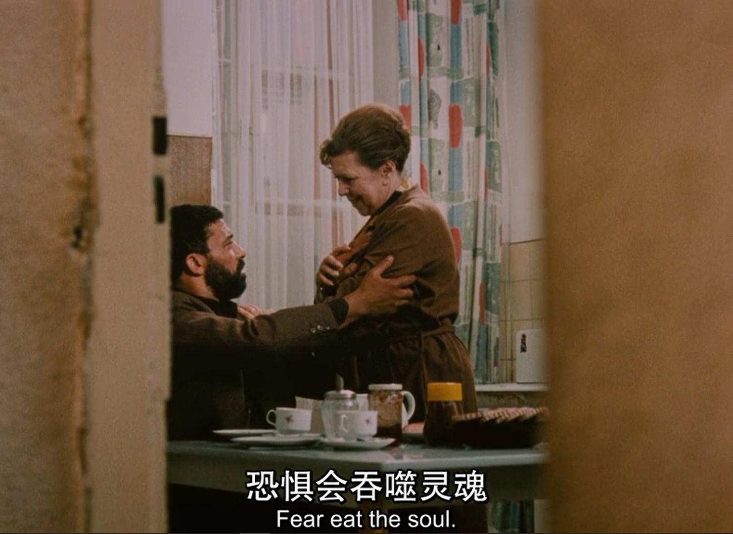 40岁外来务工与60岁德国寡妇的“禁忌之恋”，恐惧吞噬灵魂