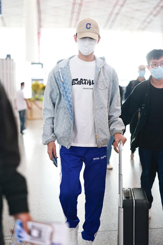 王凯还是小年轻，穿牛仔夹克下搭运动风裤子，少年感都出来了