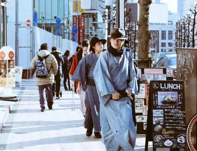 街头捡垃圾的日本武士忍者,日本武士捡垃圾