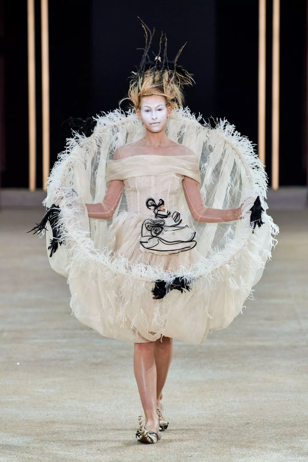 东方元素终于闪耀在时装金字塔尖 (东方元素时装周放异彩)