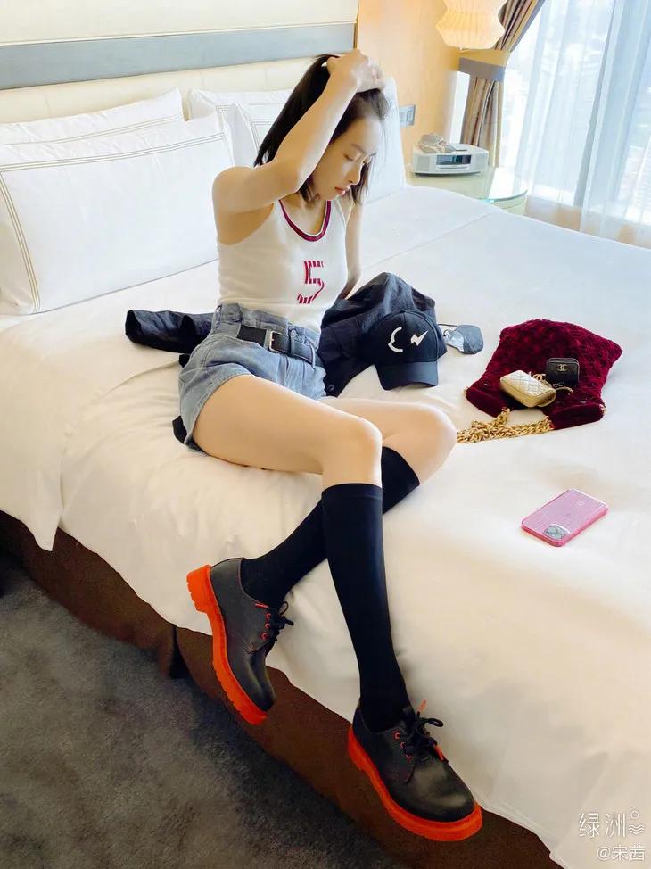 三里屯偶遇大幂幂,杨幂和闺蜜在三里屯逛街遭搭讪