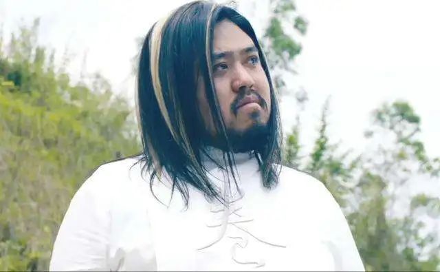 自己在家剪头发又染头发,在家自己给小女孩剪头发