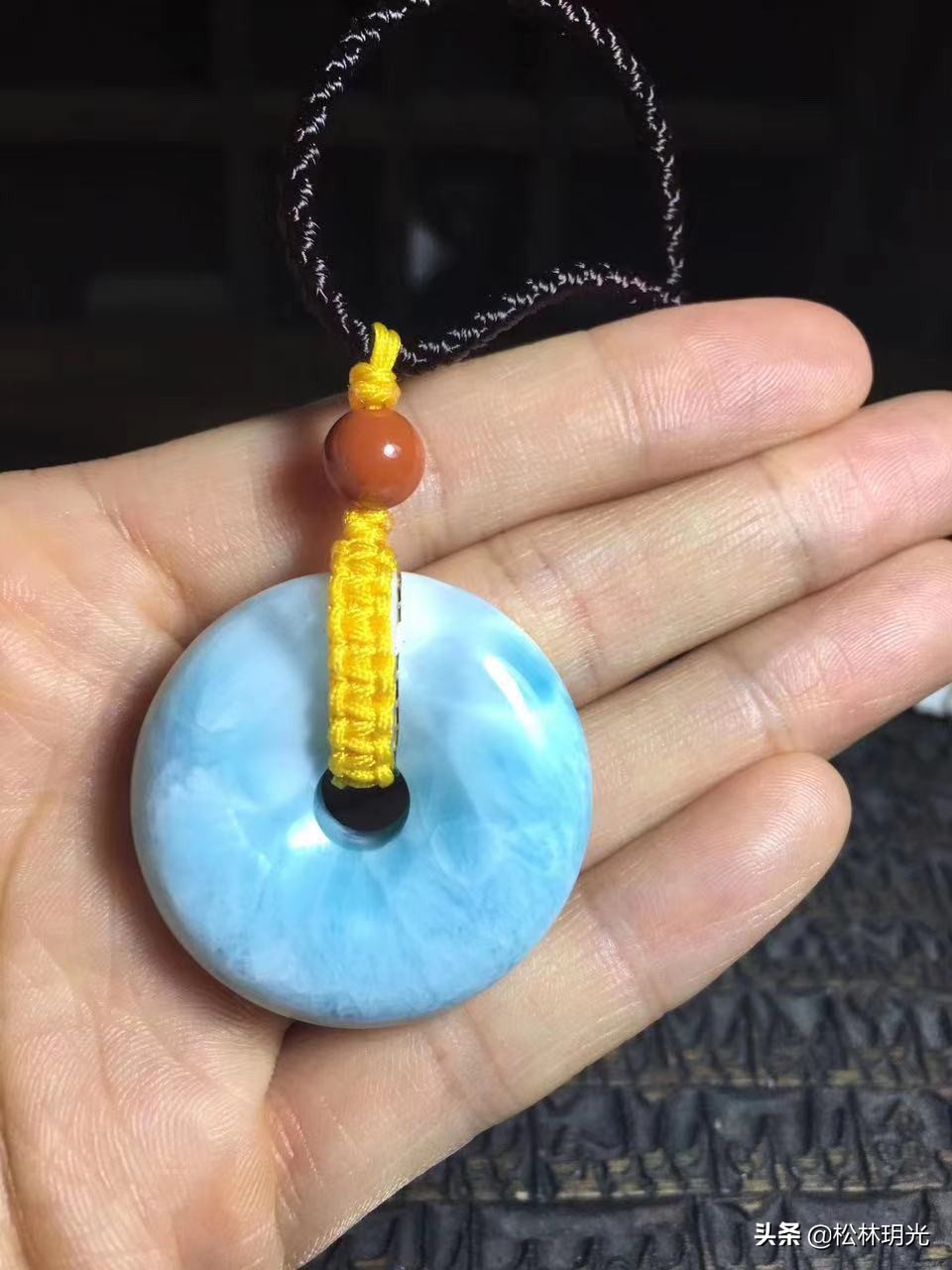 珍贵的海纹石有着它的美丽传承,多米尼加国石