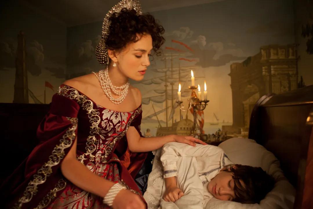 在家也穿正装,在家也天天穿校服