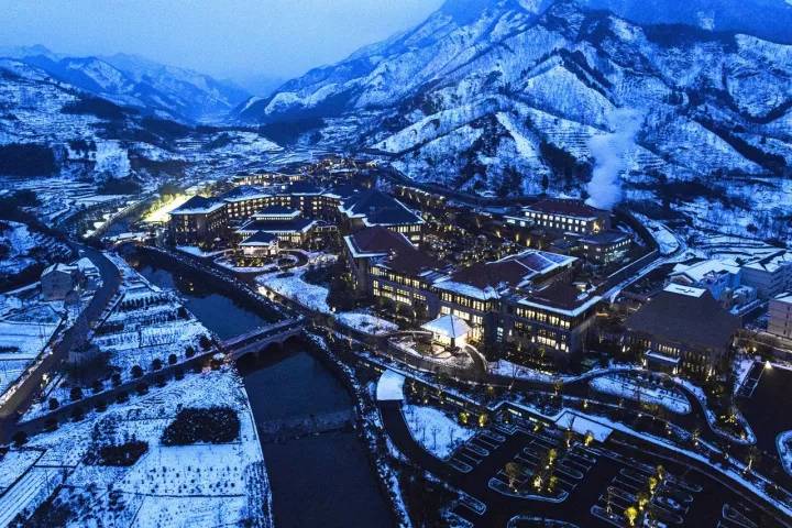 降温了一起去泡温泉,天气微凉正是泡温泉的好时候