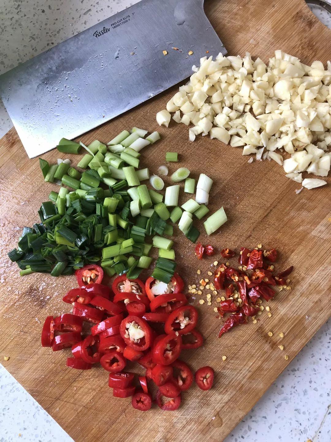 大锅菜之红烧鱼,加配菜的红烧鱼