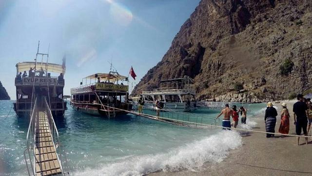 惬意“看书看报”的死海，为什么无人游泳？导游：作死就试试