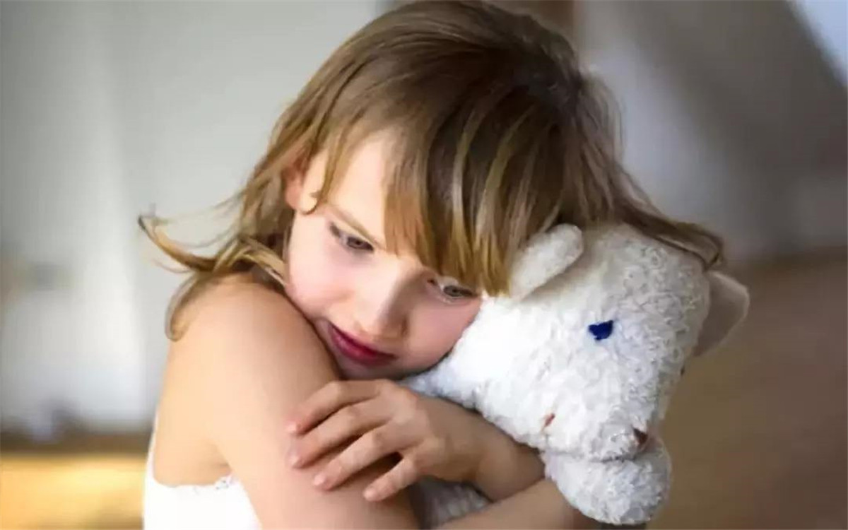 孩子不敢直视人说话怎么办,孩子遇到陌生人就不敢说话怎么办