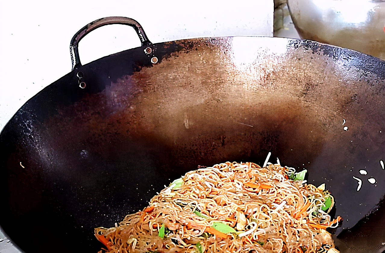 炒粉怎么炒才会不粘锅,炒干粉怎么不会碎