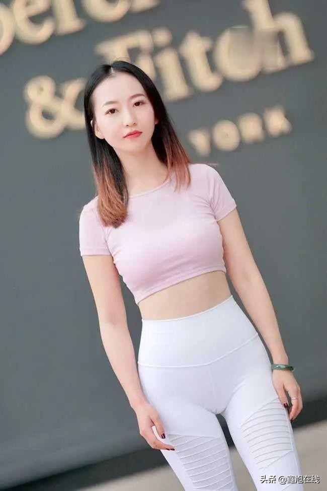 粉色运动裤搭配黑色休闲外套,白背心运动裤搭配图片