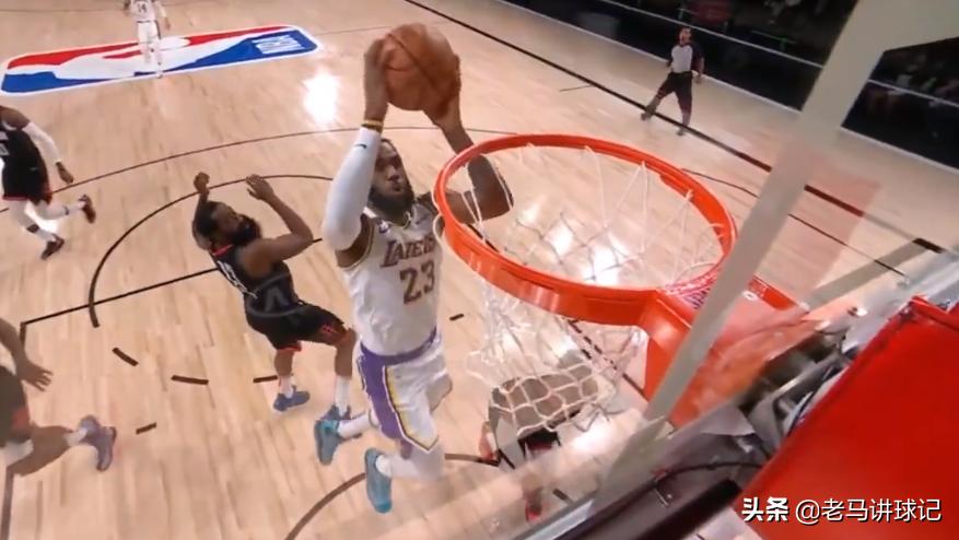 詹姆斯用球故意砸对手脑袋搞笑,詹姆斯被史蒂芬森逗笑