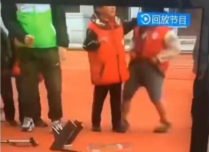 熊孩子欺负同学屡教不改,熊孩子欺负同学最终被同学反击