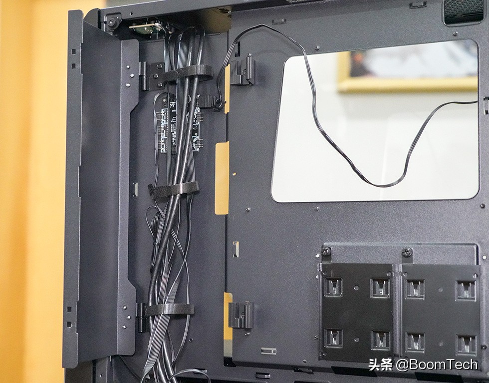 不对称设计点缀安钛克NX1000机箱体验