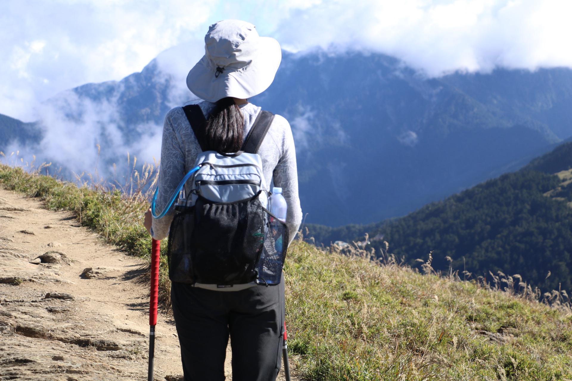 一件很旧很破的羊毛衣,不可水洗的羊毛衣
