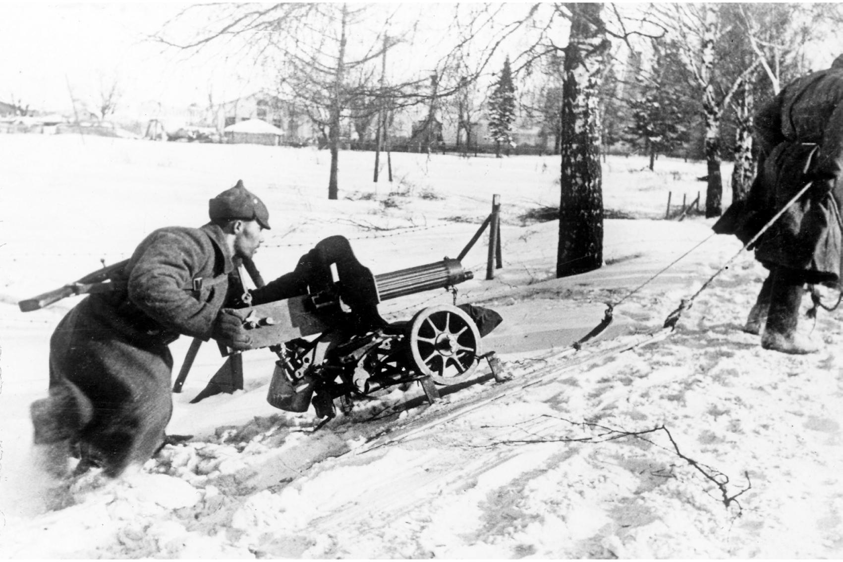 马克沁重机枪苏军扫射德军,二战重型机枪打击视频