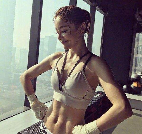 俩女人，一个身材臃肿，一个身材窈窕，生育时的差距一目了然