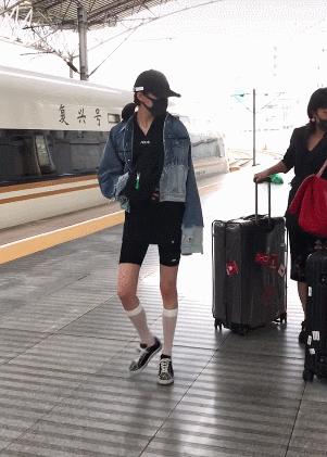 关晓彤反戴鸭舌帽,关晓彤戴着口罩